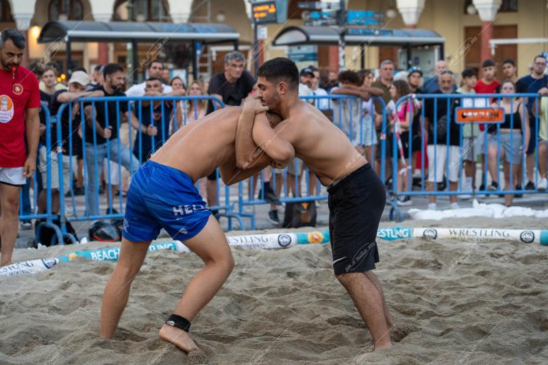 Beach wrestling in Aristotelous square