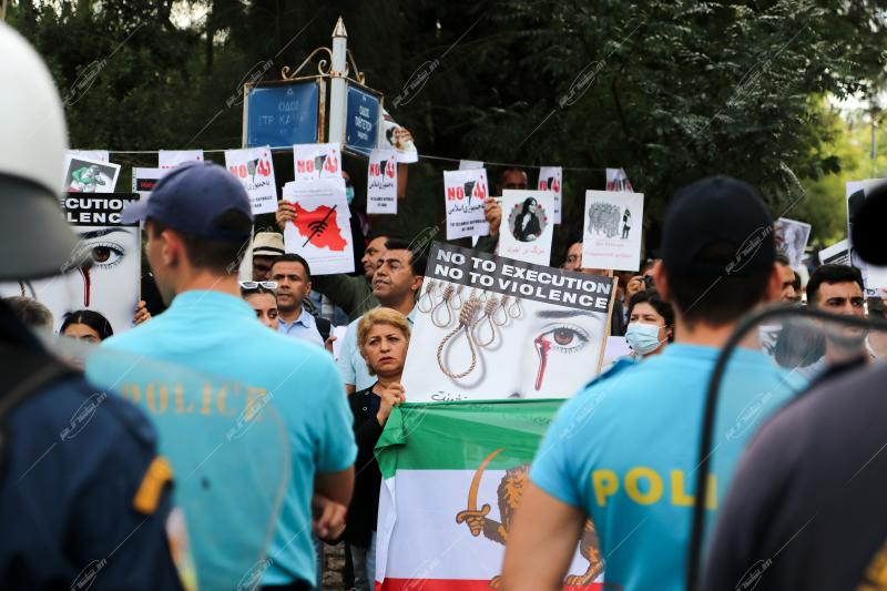 Διαμαρτυρία έξω από την πρεσβεία του Ιράν.
