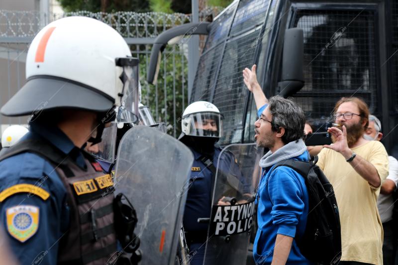 Διαμαρτυρία έξω από την πρεσβεία του Ιράν.