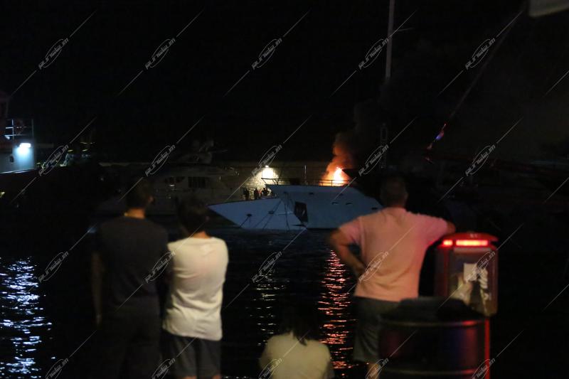 Φωτιά σε σκάφος στην μαρίνα Ζέας.