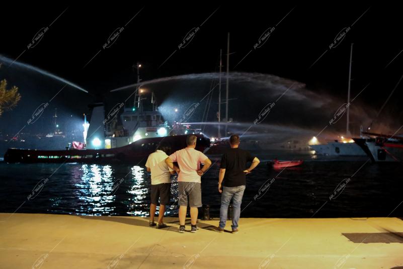 Φωτιά σε σκάφος στην μαρίνα Ζέας.