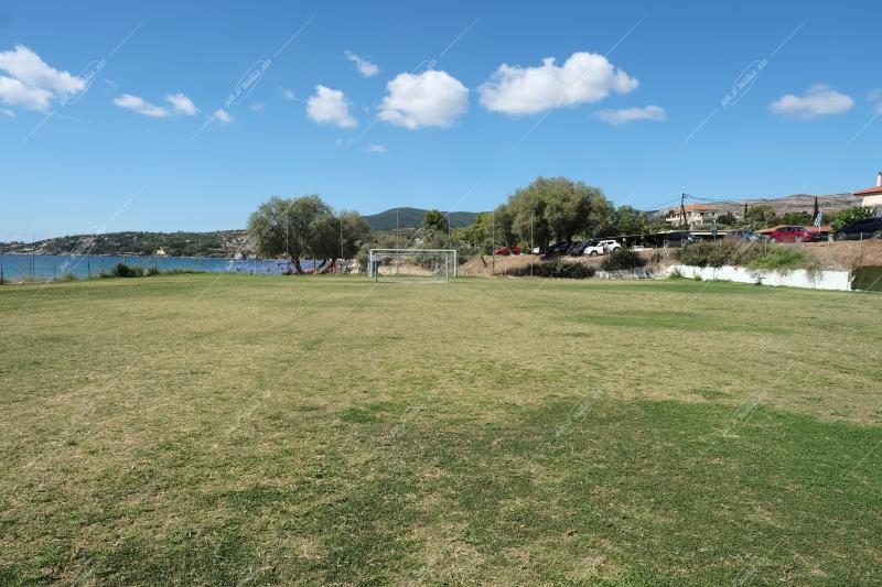 Γήπεδο ποδοσφαίρου δίπλα στην θάλασσα / Football pitch next to the sea
