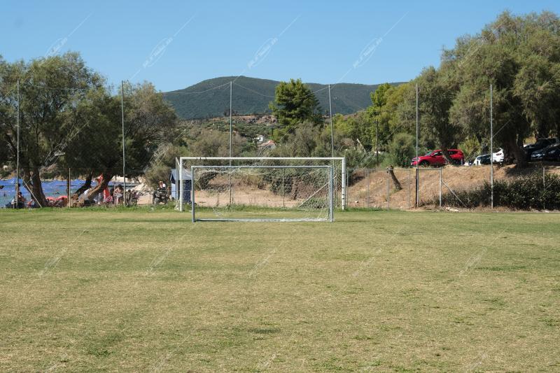 Γήπεδο ποδοσφαίρου δίπλα στην θάλασσα / Football pitch next to the sea
