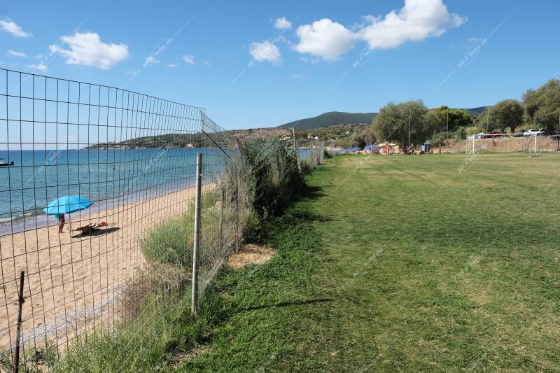 Γήπεδο ποδοσφαίρου δίπλα στην θάλασσα / Football pitch next to the sea