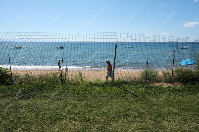 Γήπεδο ποδοσφαίρου δίπλα στην θάλασσα / Football pitch next to the sea