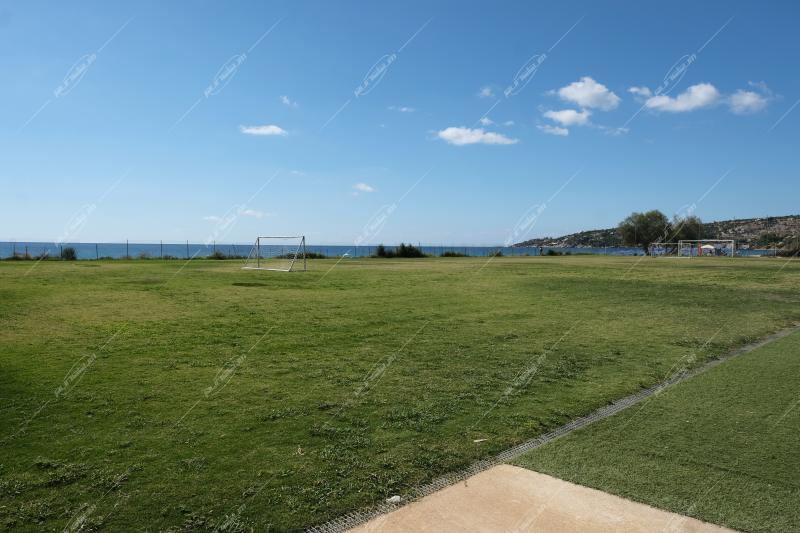 Γήπεδο ποδοσφαίρου δίπλα στην θάλασσα / Football pitch next to the sea