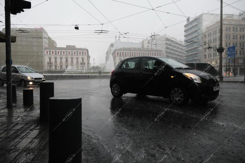 Καλοκαιρινή βροχή στην Αθήνα / Summer rain in Athens