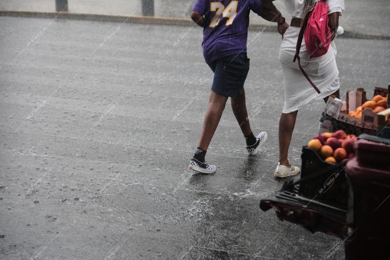 Καλοκαιρινή βροχή στην Αθήνα / Summer rain in Athens