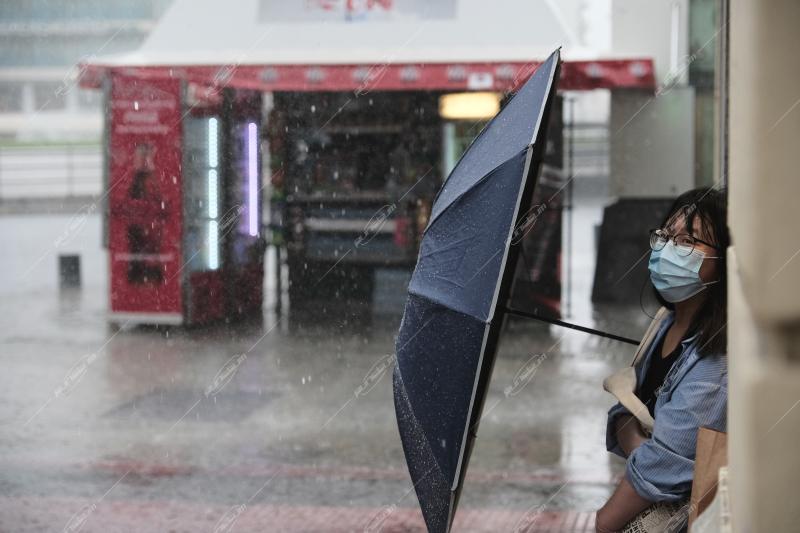 Καλοκαιρινή βροχή στην Αθήνα / Summer rain in Athens