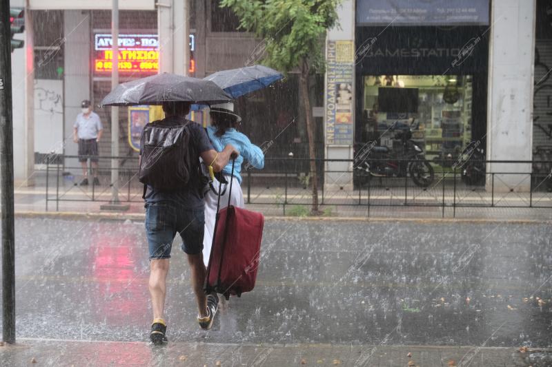 Καλοκαιρινή βροχή στην Αθήνα / Summer rain in Athens
