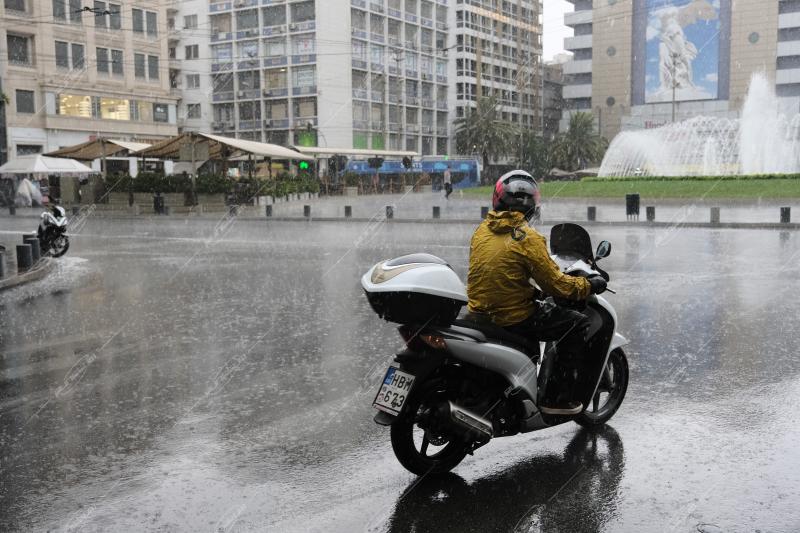 Καλοκαιρινή βροχή στην Αθήνα / Summer rain in Athens