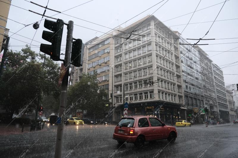 Καλοκαιρινή βροχή στην Αθήνα / Summer rain in Athens