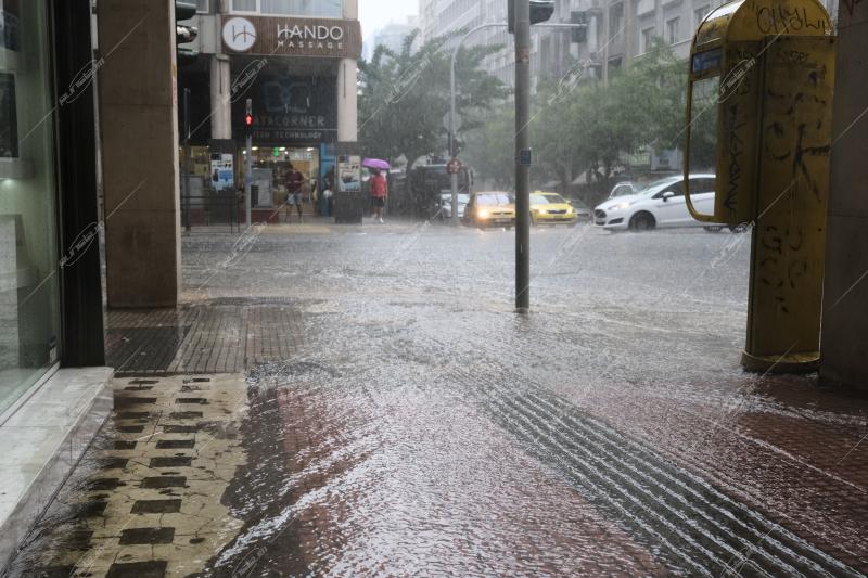 Καλοκαιρινή βροχή στην Αθήνα / Summer rain in Athens