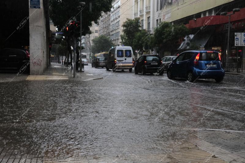 Καλοκαιρινή βροχή στην Αθήνα / Summer rain in Athens