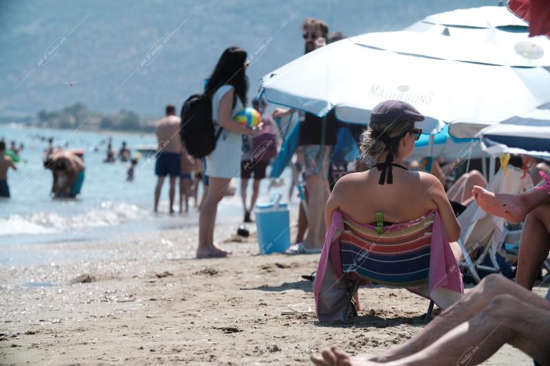 Λουόμενοι στην παραλία Σχινιά - 18 Ιουλίου 2022