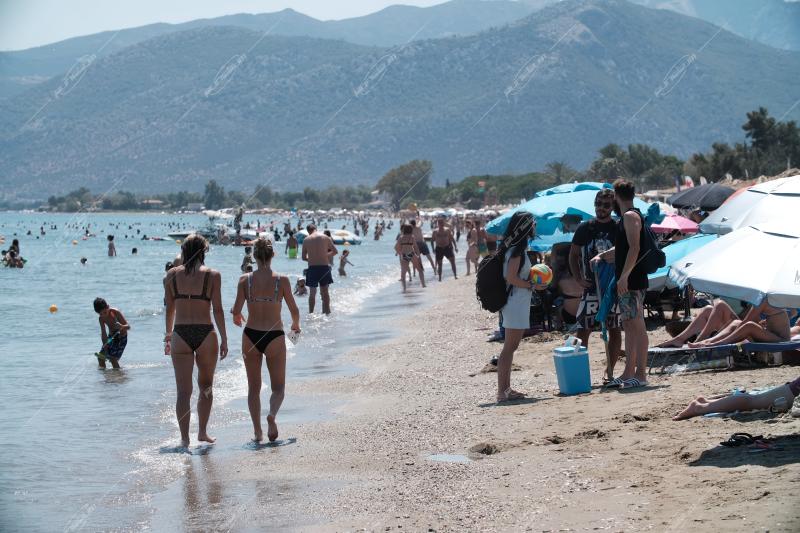 Λουόμενοι στην παραλία Σχινιά - 18 Ιουλίου 2022