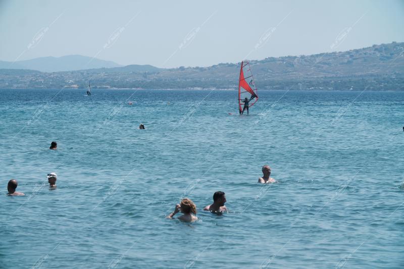 Λουόμενοι στην παραλία Σχινιά - 18 Ιουλίου 2022