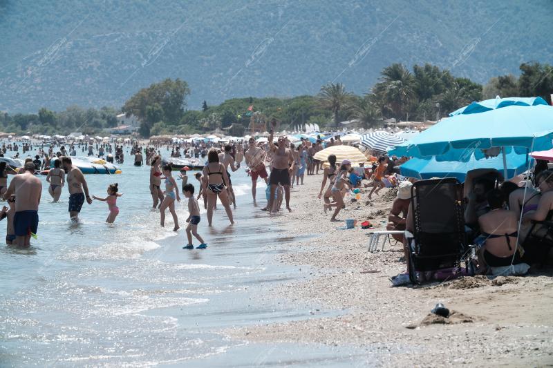 Λουόμενοι στην παραλία Σχινιά - 18 Ιουλίου 2022