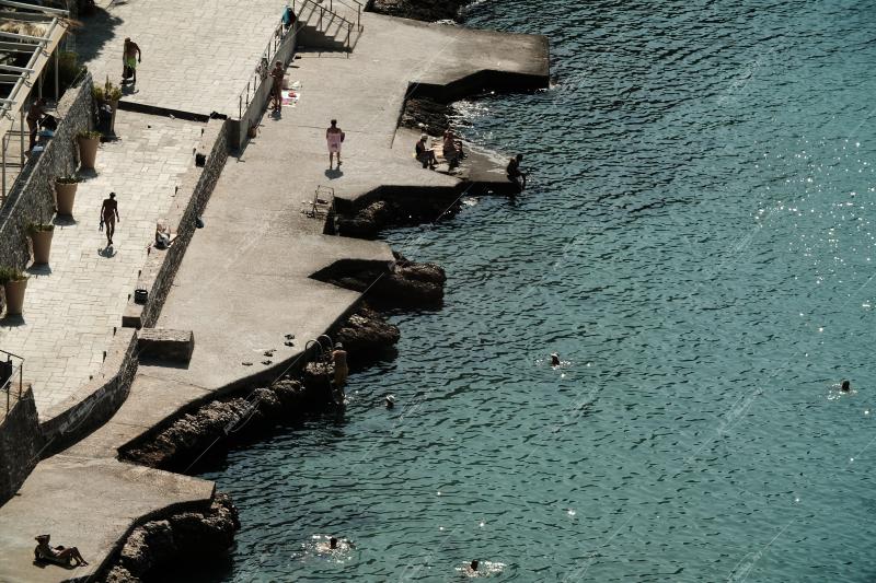 Λουόμενοι στο Ναύπλιο / Bathers in Nafplio