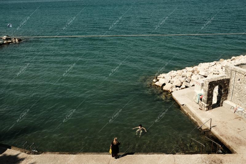 Λουόμενοι στο Ναύπλιο / Bathers in Nafplio