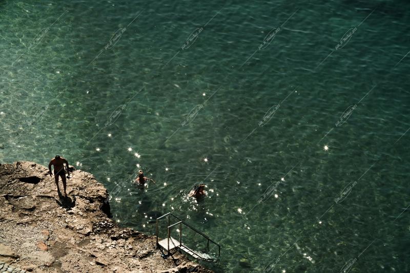 Λουόμενοι στο Ναύπλιο / Bathers in Nafplio