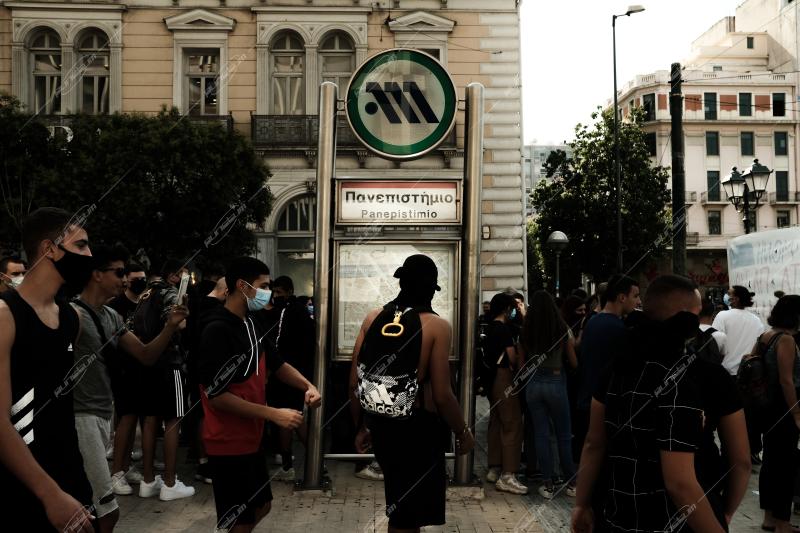 Mαθητική πορεία για τα έκτακτα μέτρα κατά του covid 19 στα σχολεία