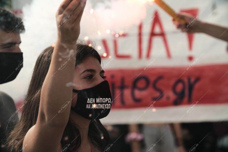 Mαθητική πορεία για τα έκτακτα μέτρα κατά του covid 19 στα σχολεία