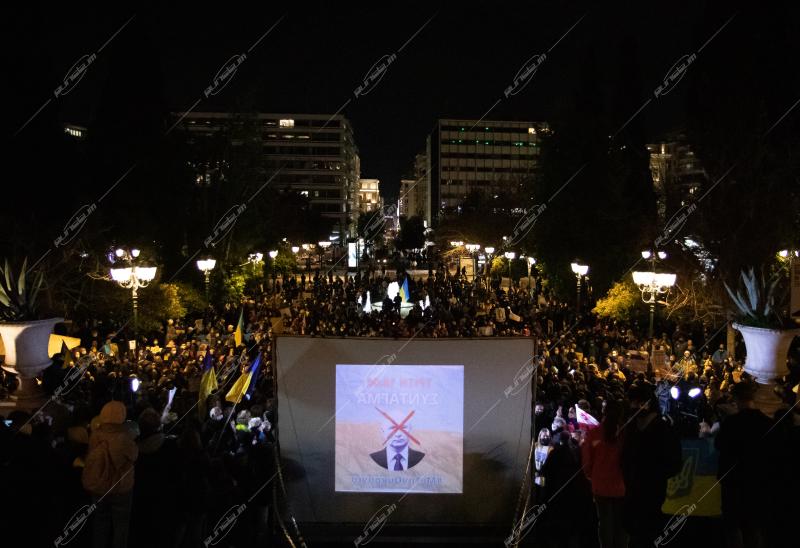Ουκρανοί πολίτες στην πλατεία Συντάγματος.