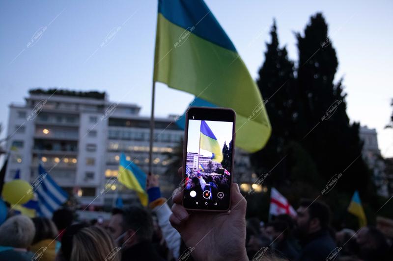 Ουκρανοί πολίτες στην πλατεία Συντάγματος.