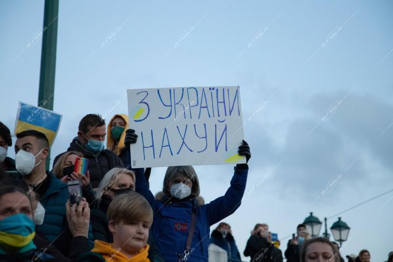 Ουκρανοί πολίτες στην πλατεία Συντάγματος.