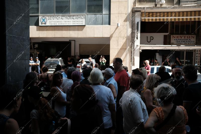 Συγκέντρωση διαμαρτυρίας κατοίκων στο Αστυνομικό τμήμα Ομόνοιας