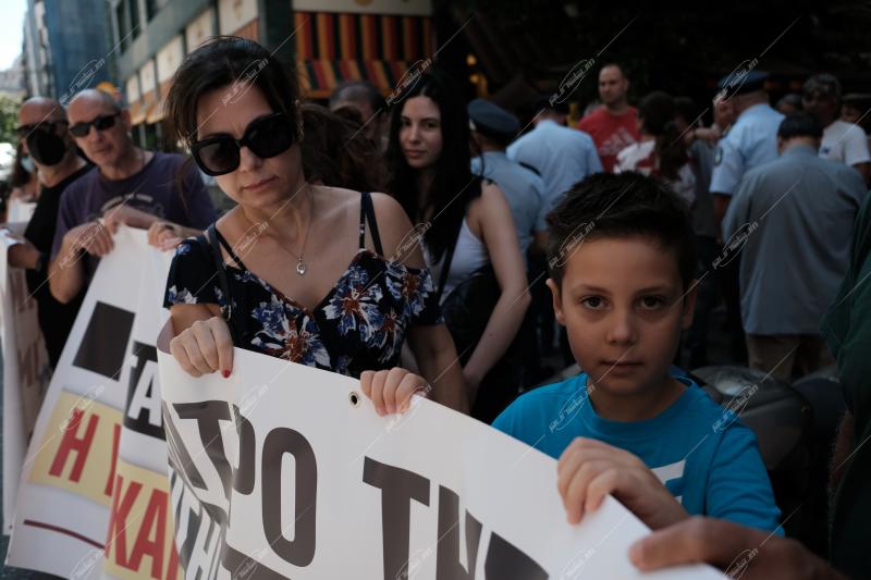 Συγκέντρωση διαμαρτυρίας κατοίκων στο Αστυνομικό τμήμα Ομόνοιας