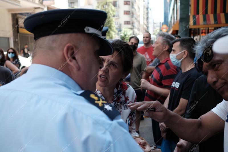 Συγκέντρωση διαμαρτυρίας κατοίκων στο Αστυνομικό τμήμα Ομόνοιας