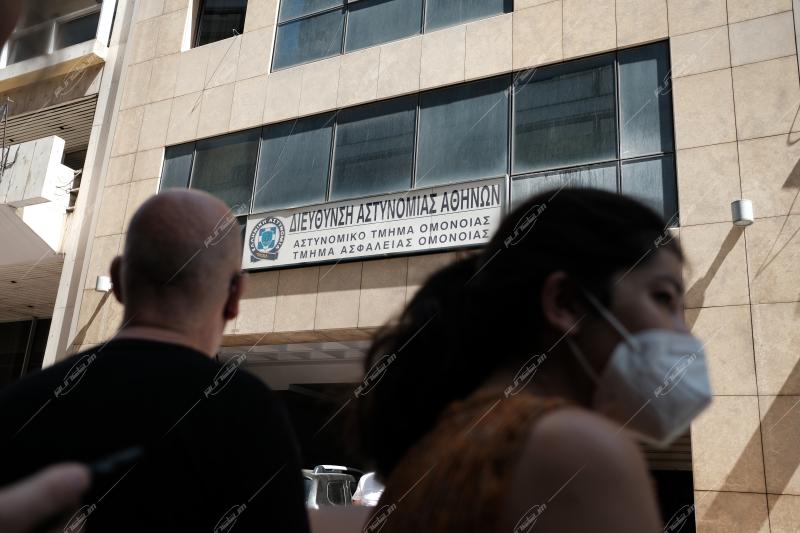 Συγκέντρωση διαμαρτυρίας κατοίκων στο Αστυνομικό τμήμα Ομόνοιας