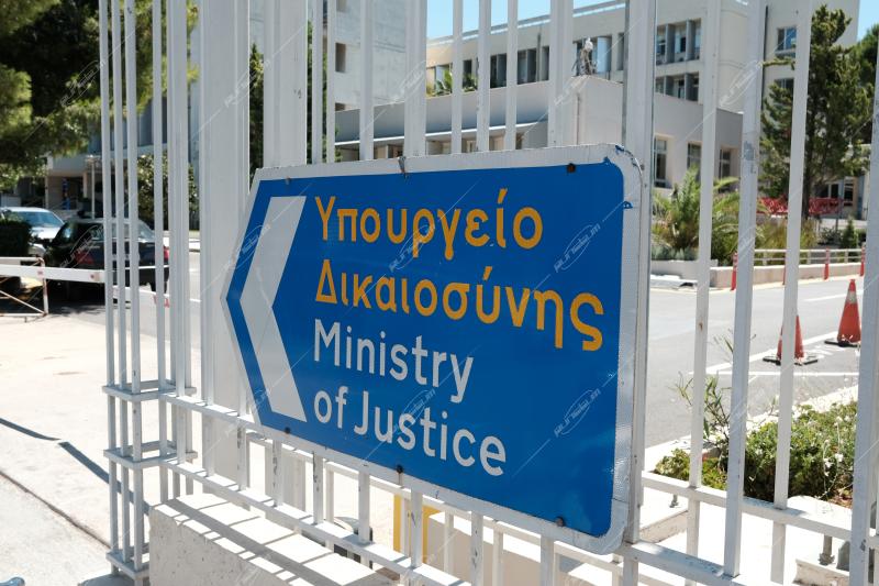 Συγκέντρωση διαμαρτυρίας στο υπουργείο δικαιοσύνης για την αποφυλάκιση Λιγνάδη