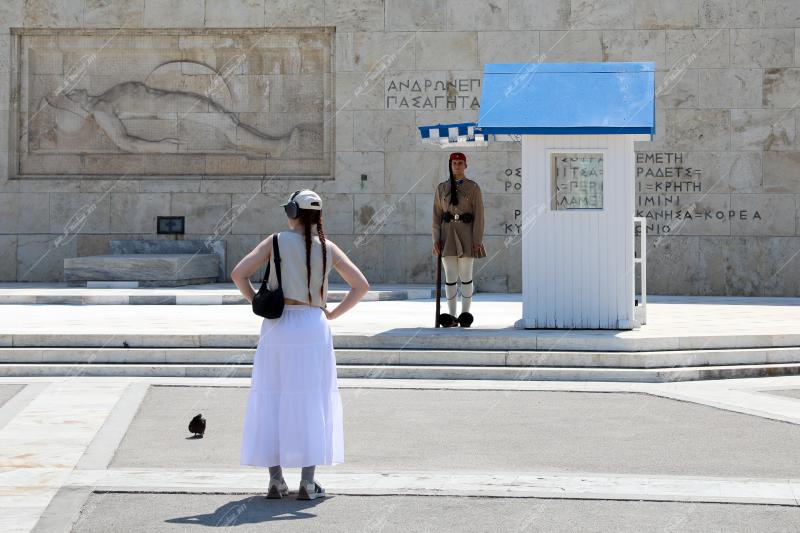Τουριστική δραστηριότητα στο κέντρο της Αθήνας - Tourist activity in the Center of Athens.