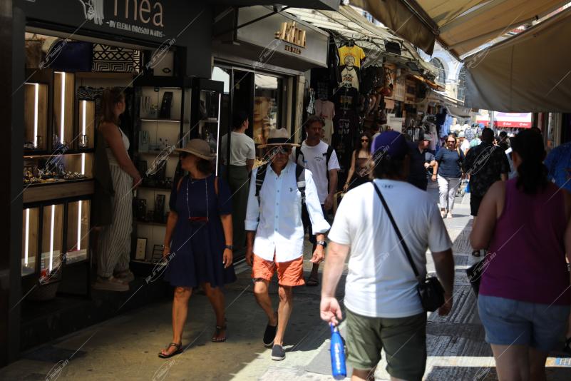 Τουριστική δραστηριότητα στο κέντρο της Αθήνας - Tourist activity in the Center of Athens.