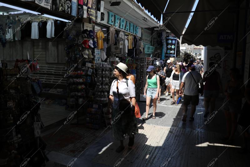 Τουριστική δραστηριότητα στο κέντρο της Αθήνας - Tourist activity in the Center of Athens.