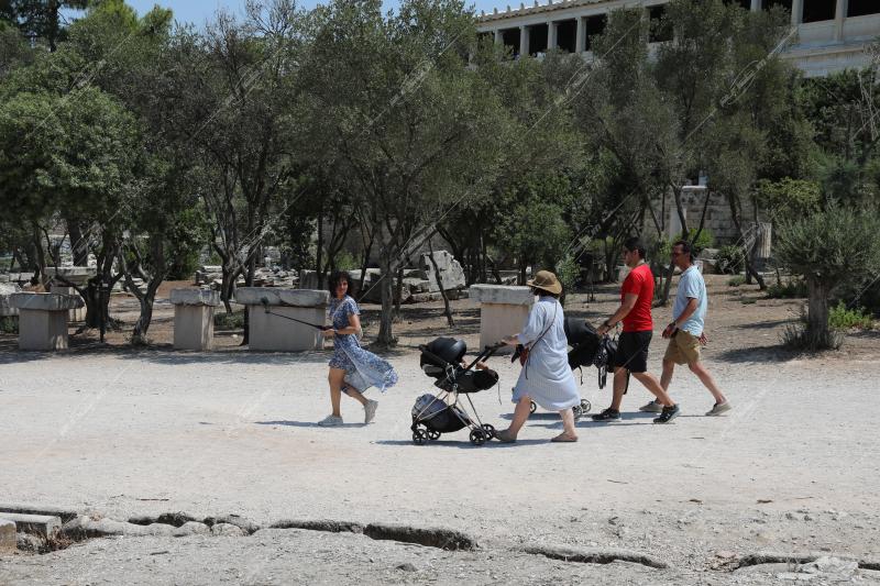 Τουριστική δραστηριότητα στο κέντρο της Αθήνας - Tourist activity in the Center of Athens.